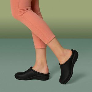 Ladies 7.5-8 Aertrex Robin slip resistant clogs black Leather arch support exc